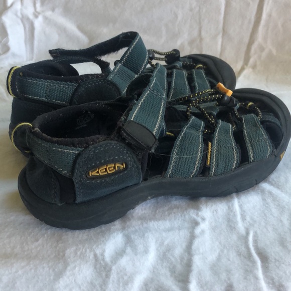 Keen size 3 water sandals in dark forest green and black - Picture 2 of 3